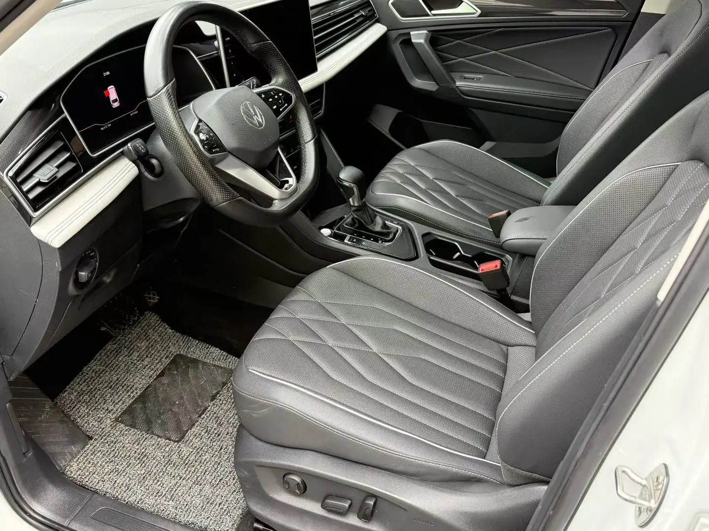 2023 VOLKSWAGEN TIGUAN thumbnail 3