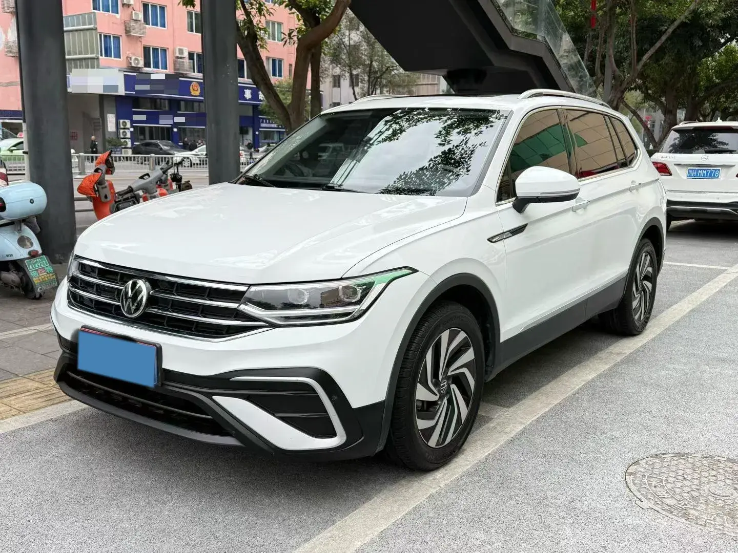 2023 VOLKSWAGEN TIGUAN view 1