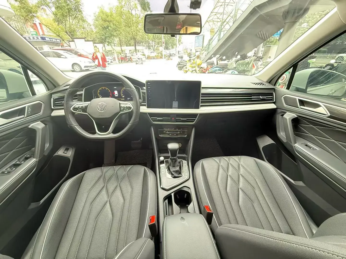 2023 VOLKSWAGEN TIGUAN thumbnail 4