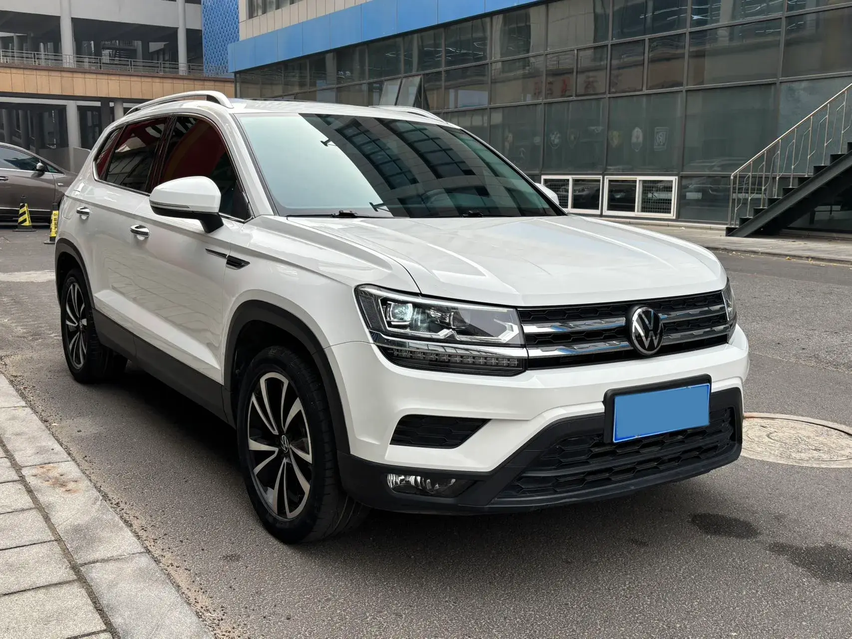 2022 VOLKSWAGEN THARU thumbnail 3