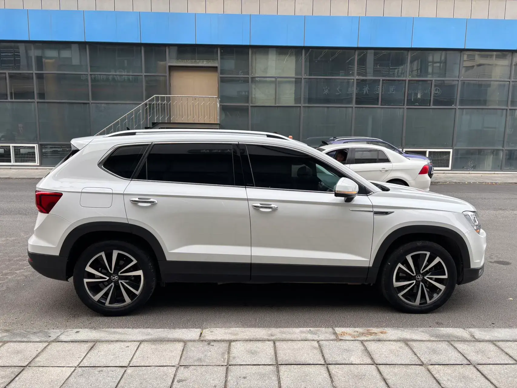 2022 VOLKSWAGEN THARU thumbnail 4