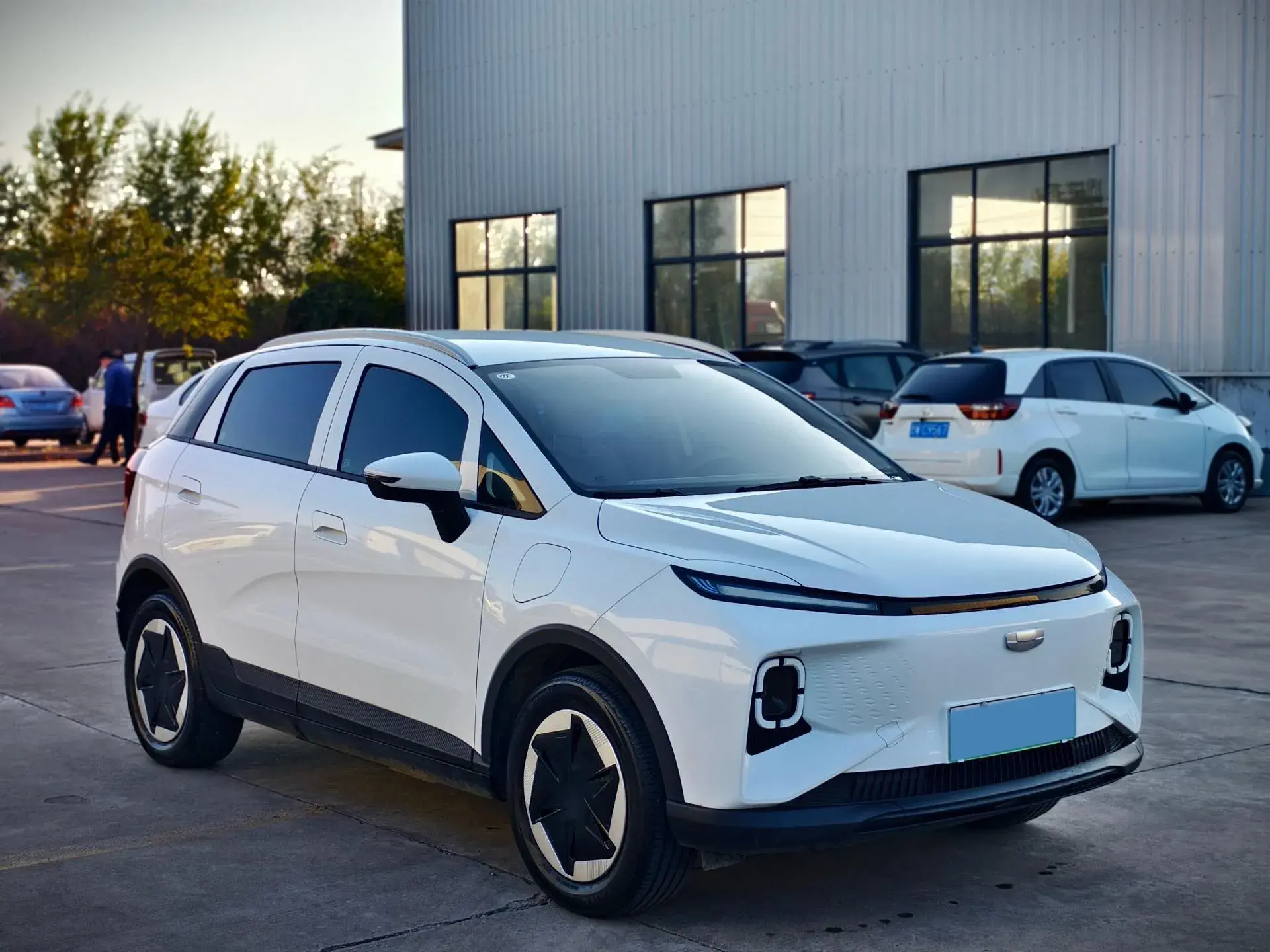 2024 GEOMETRY E thumbnail 3