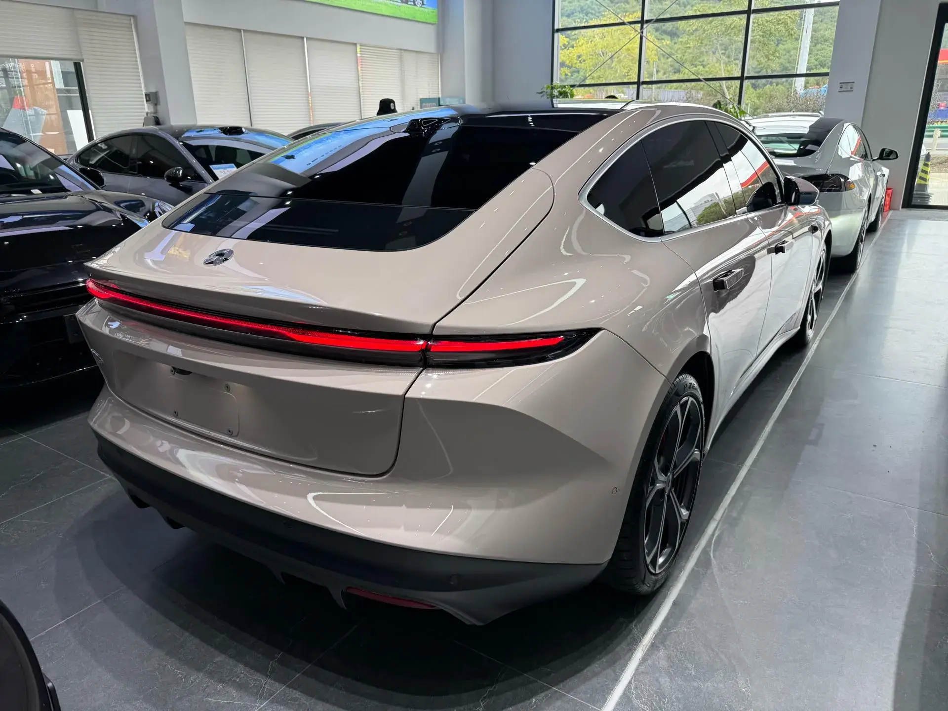 2022 NIO ET5 thumbnail 4