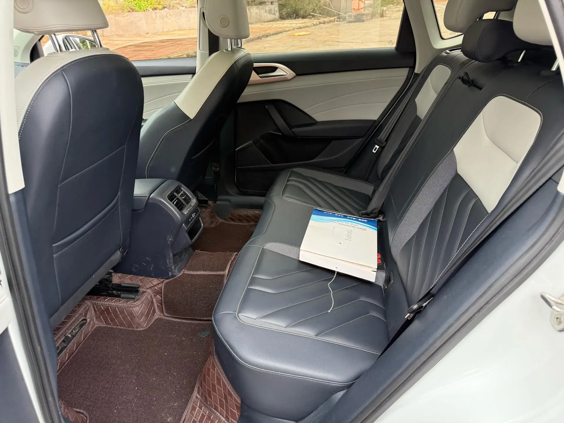 2023 VOLKSWAGEN THARU thumbnail 4