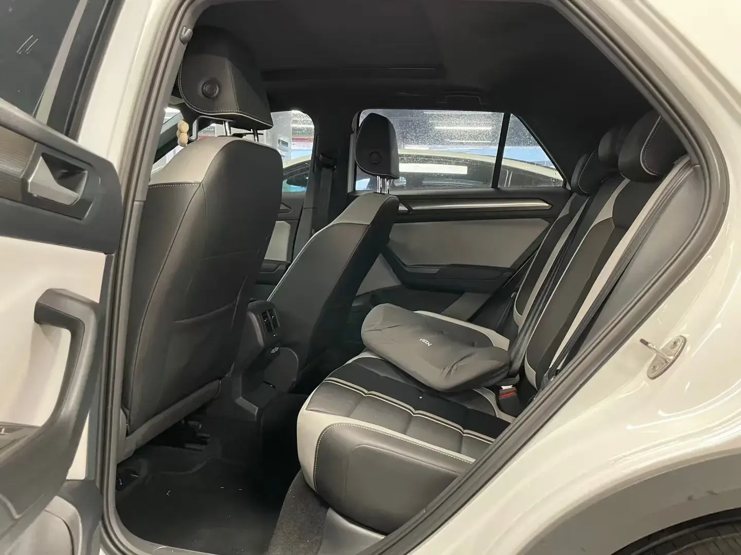 2023 VOLKSWAGEN T-ROC thumbnail 4