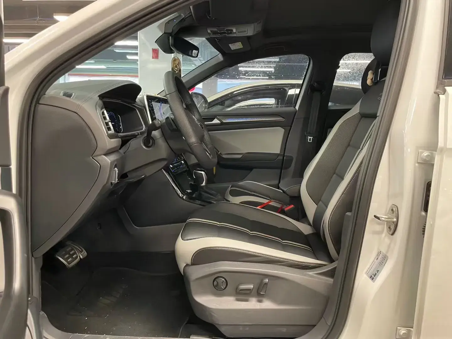 2023 VOLKSWAGEN T-ROC thumbnail 3