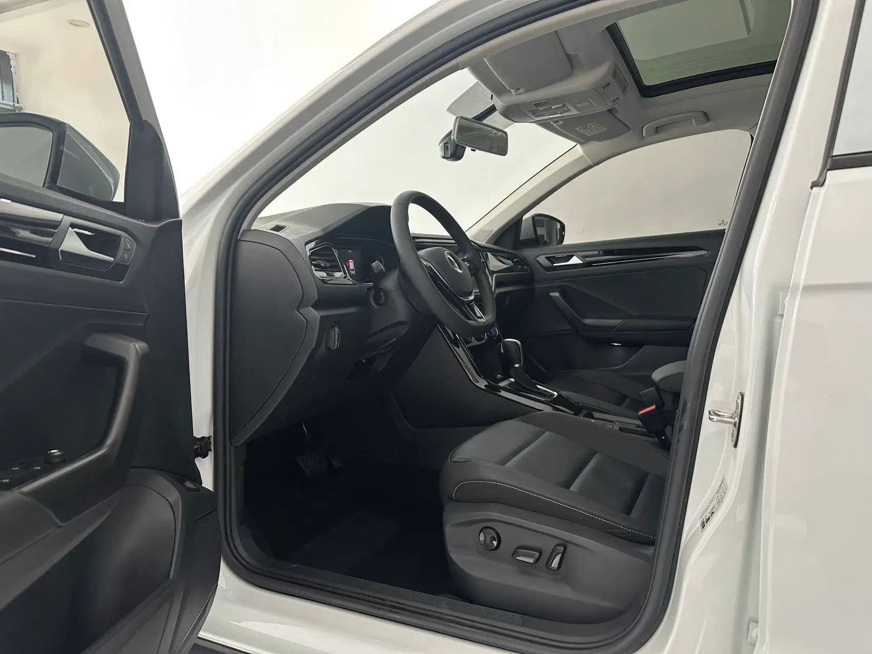 2021 VOLKSWAGEN T-ROC thumbnail 4