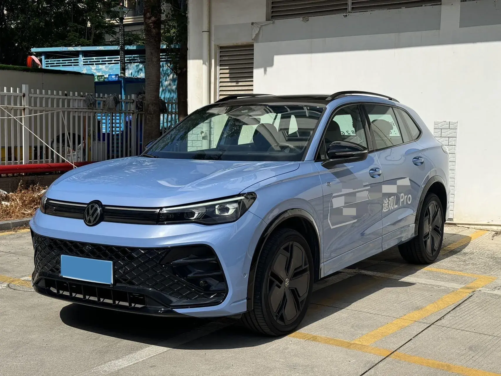 2024 VOLKSWAGEN TIGUAN view 1