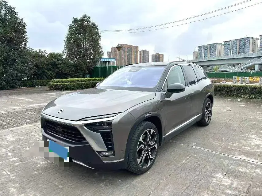 2020 NIO ES8 view 1