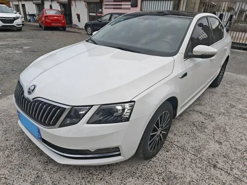 2019 SKODA OCTAVIA view 1