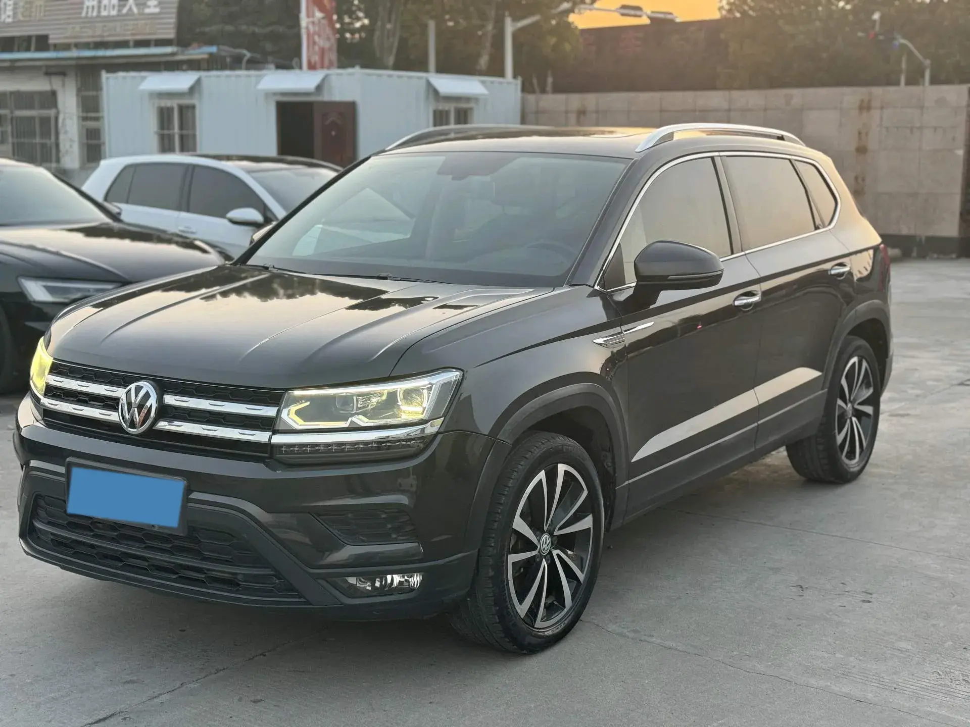 2019 VOLKSWAGEN THARU view 1