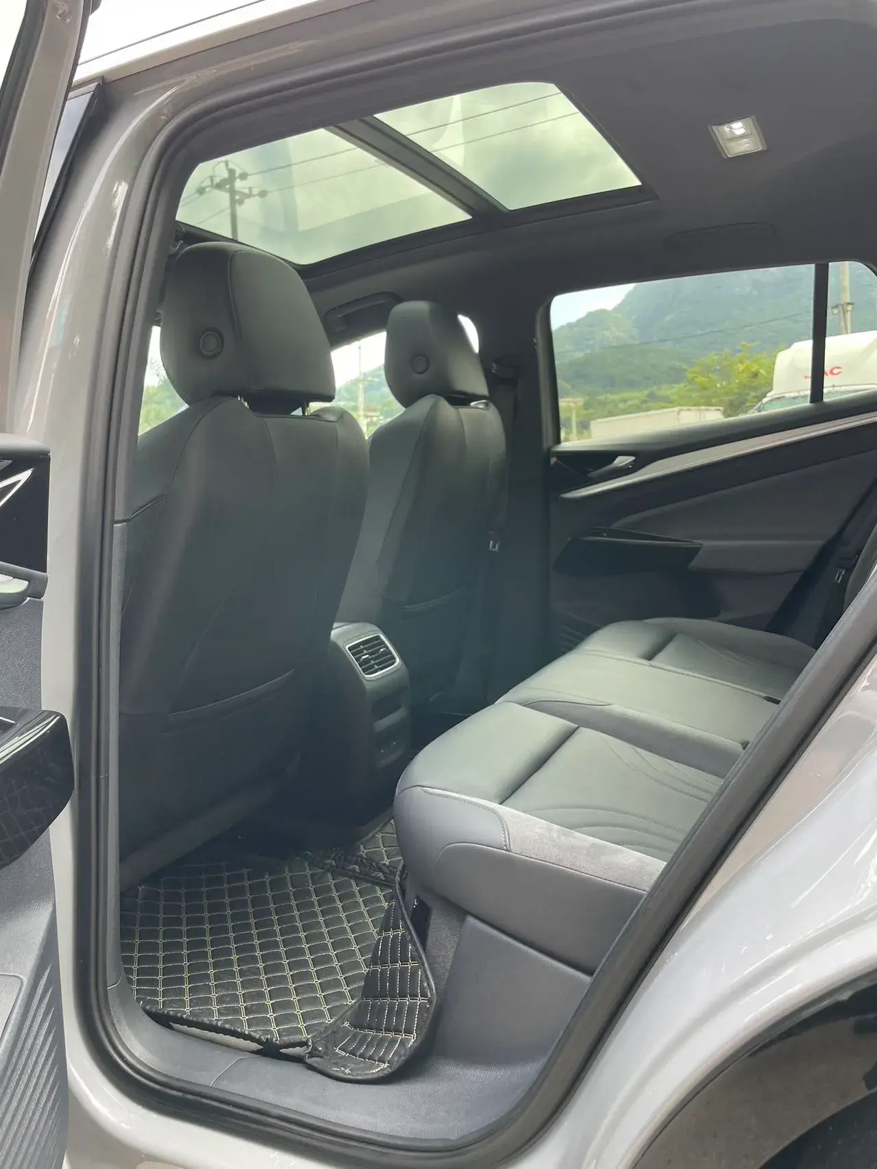 2021 VOLKSWAGEN ID.4 thumbnail 4