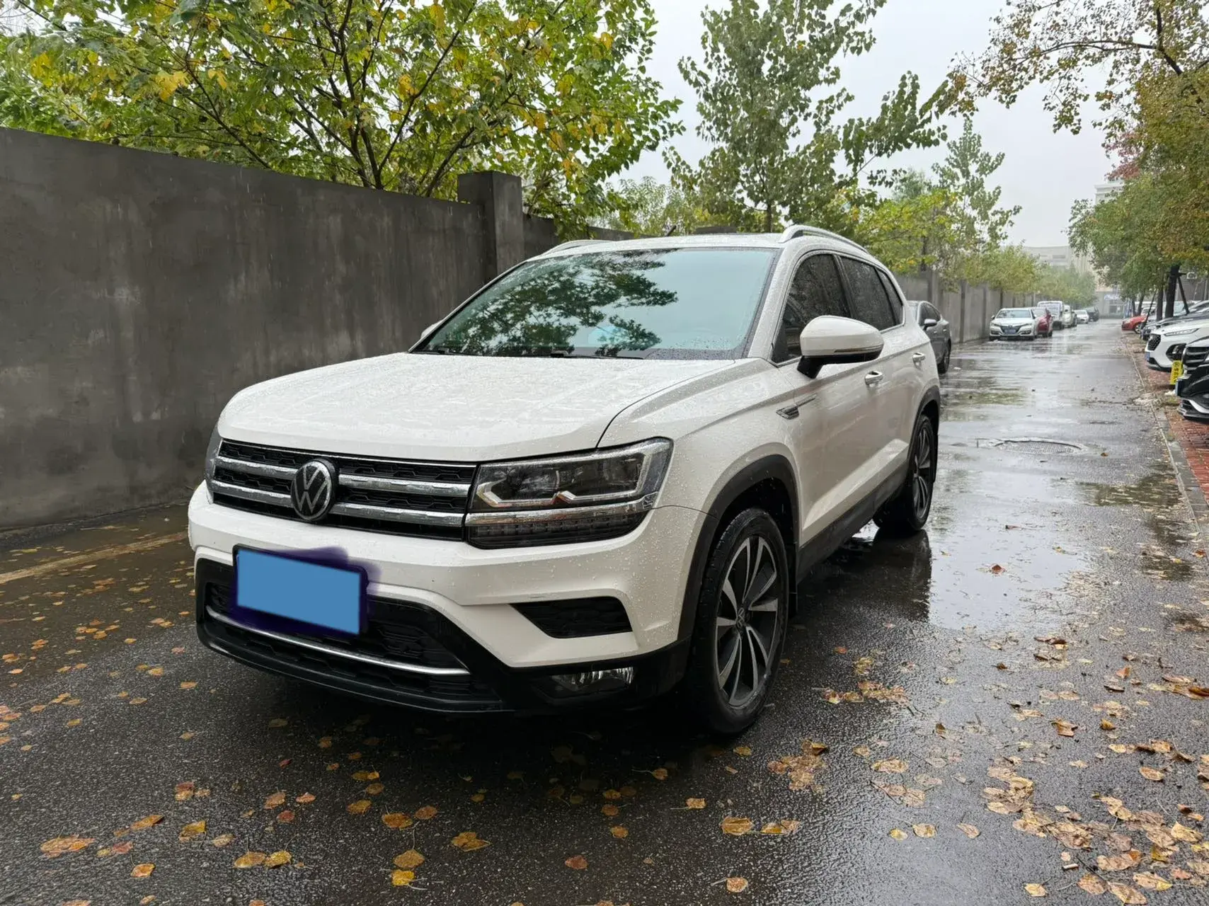 2021 VOLKSWAGEN THARU view 1