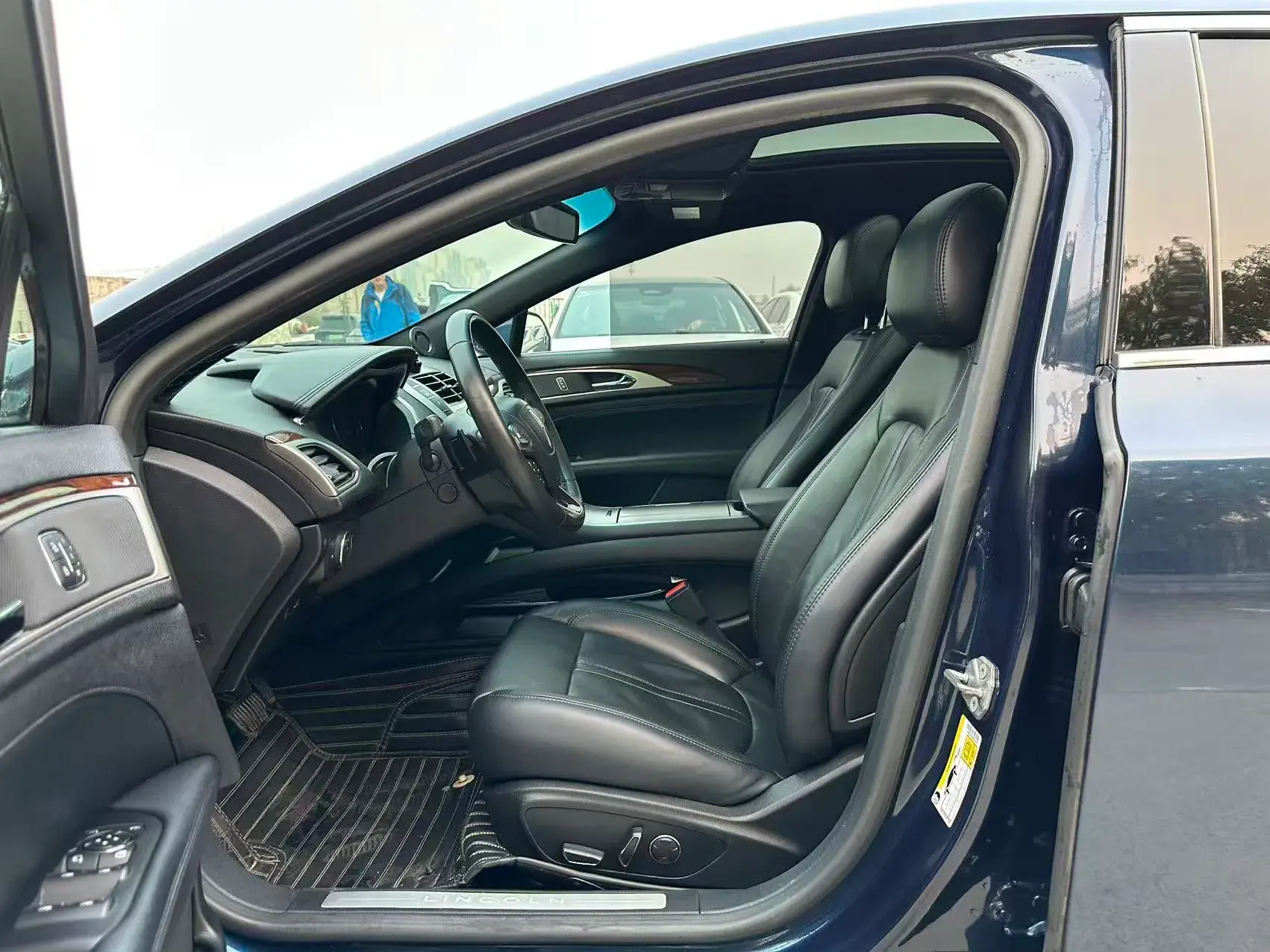 2017 LINCOLN MKZ thumbnail 4