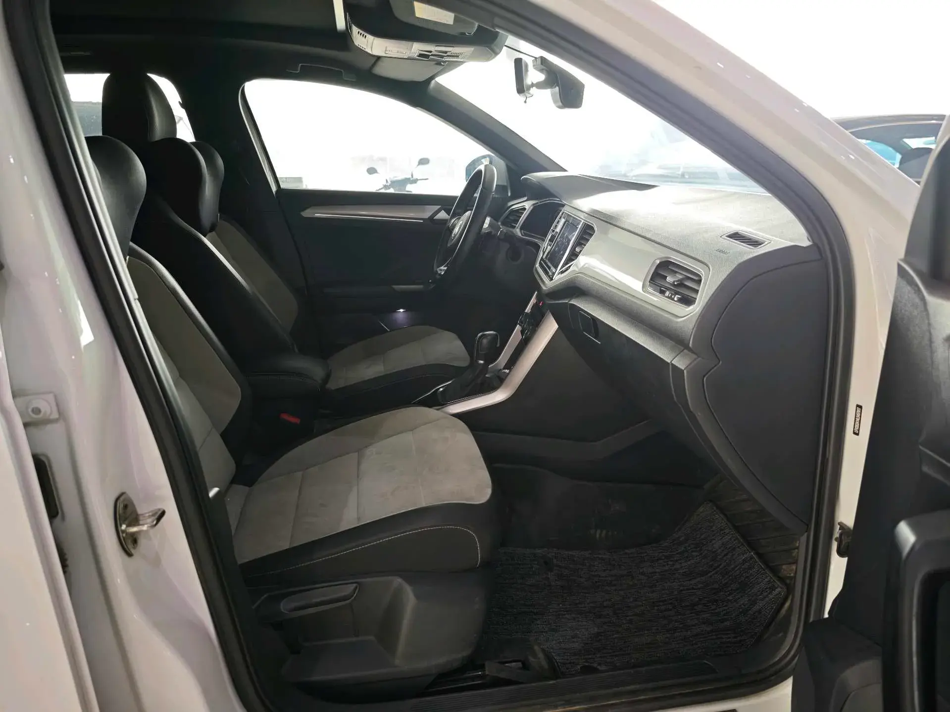 2020 VOLKSWAGEN T-ROC thumbnail 4