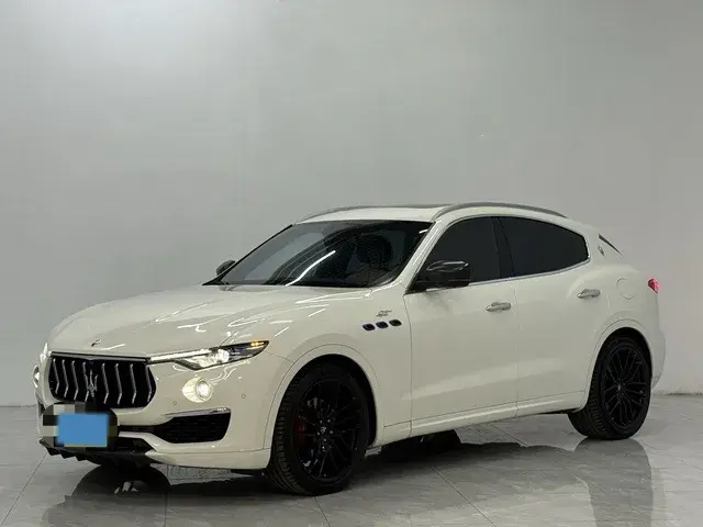 2022 MASERATI LEVANTE view 1