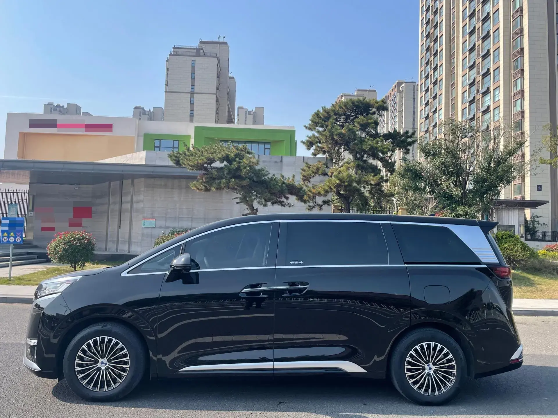 2023 DENZA D9 thumbnail 2