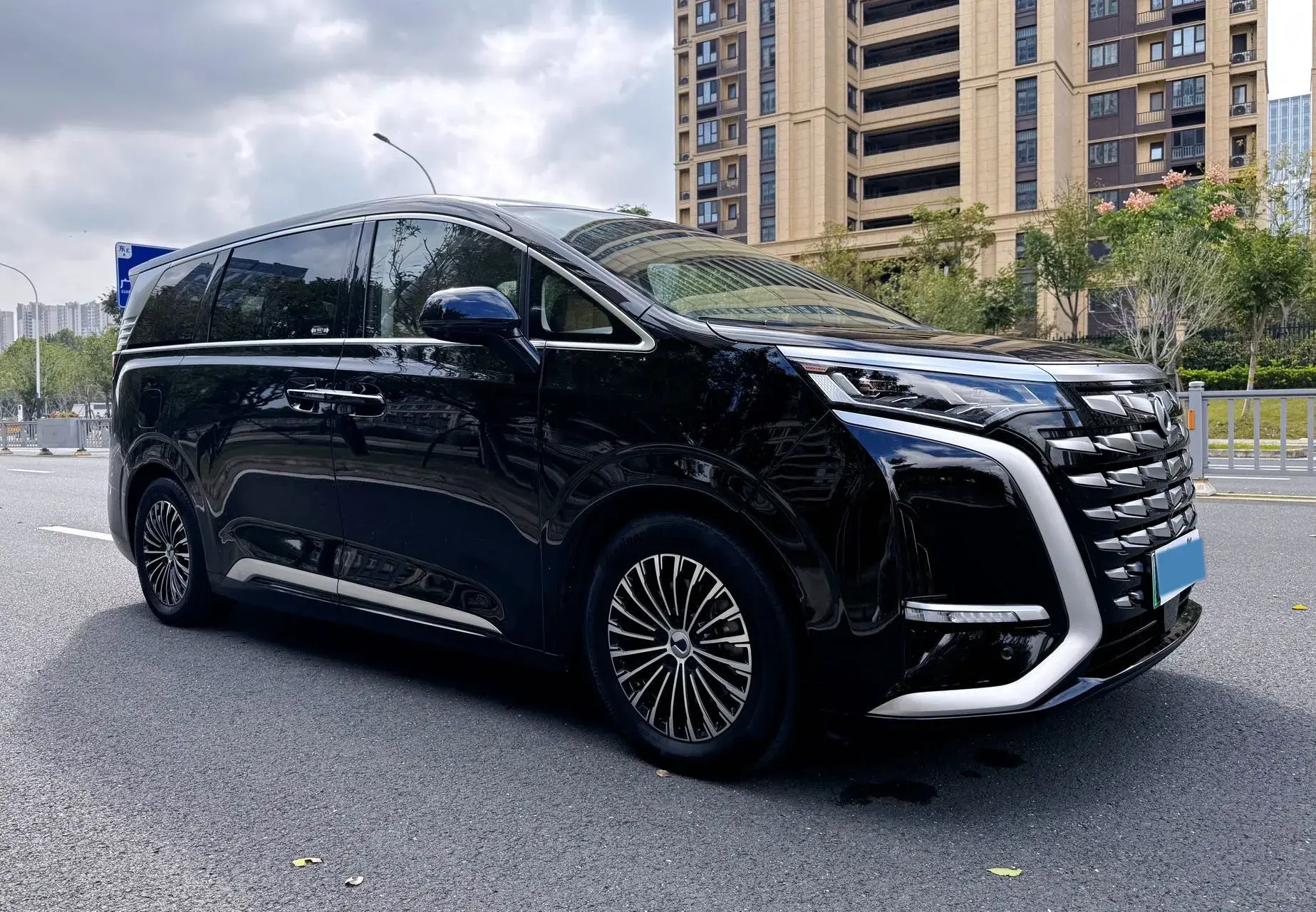 2022 DENZA D9 thumbnail 3