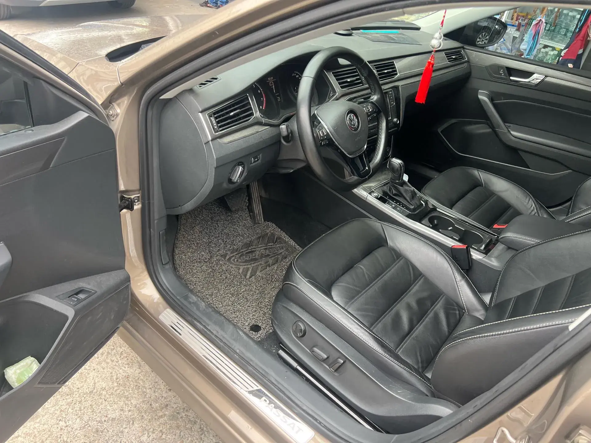 2017 VOLKSWAGEN PASSAT thumbnail 3