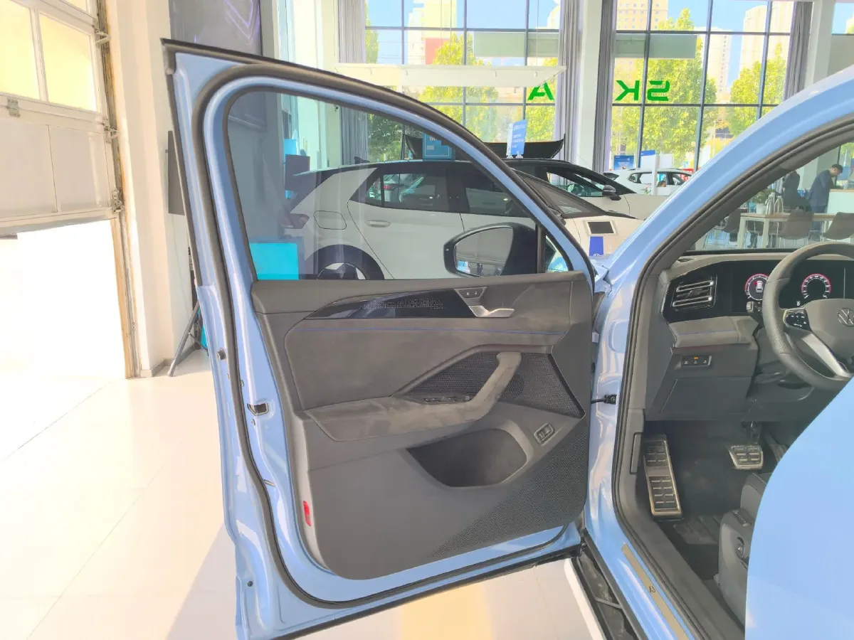 2024 Volkswagen Tiguan L 2.0T 220HP L4 7DCT,autocango,china used car exporter,china ev exporter,chinese used car exporter,chinese used ev exporter