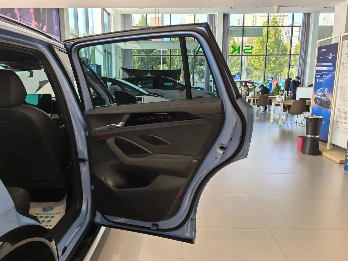 2024 Volkswagen Tiguan L 2.0T 220HP L4 7DCT,autocango,china used car exporter,china ev exporter,chinese used car exporter,chinese used ev exporter