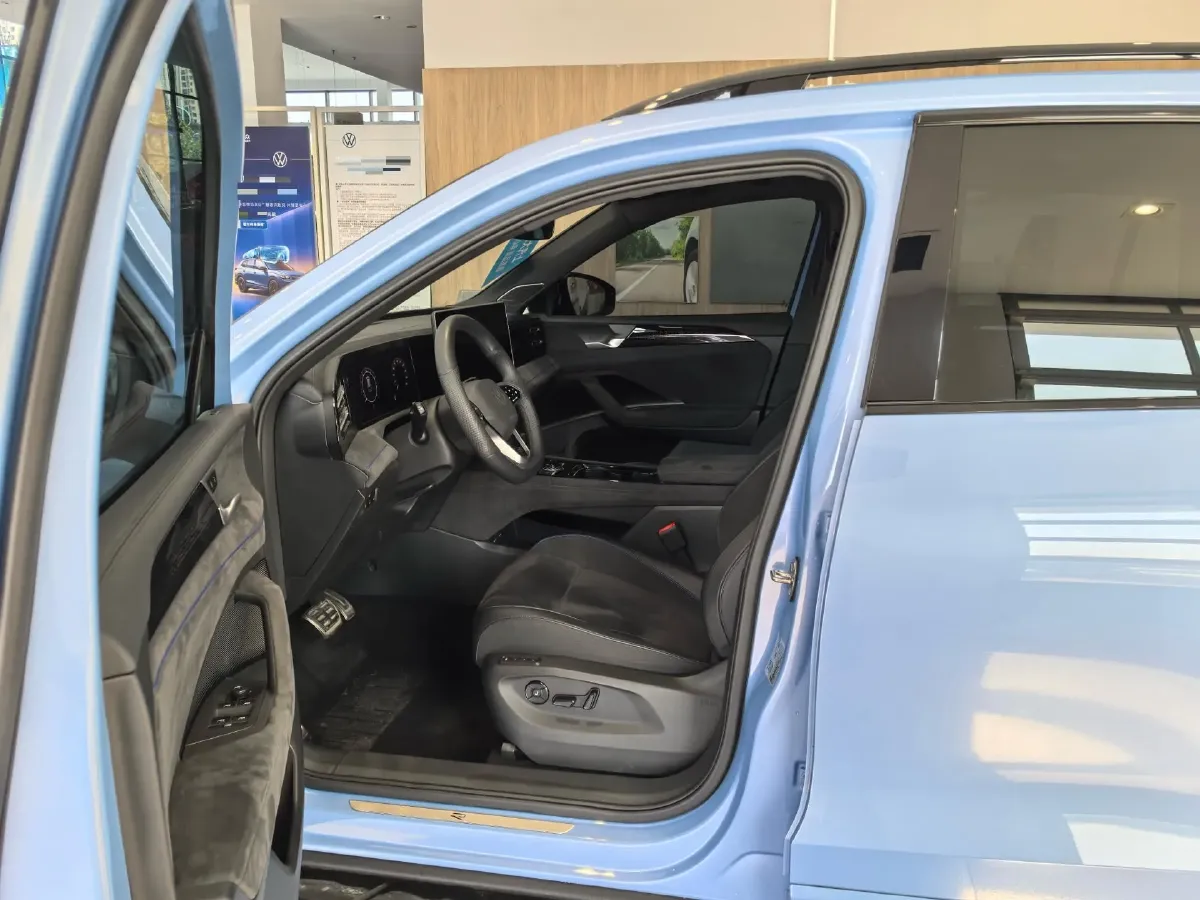 2024 Volkswagen Tiguan L 2.0T 220HP L4 7DCT,autocango,china used car exporter,china ev exporter,chinese used car exporter,chinese used ev exporter