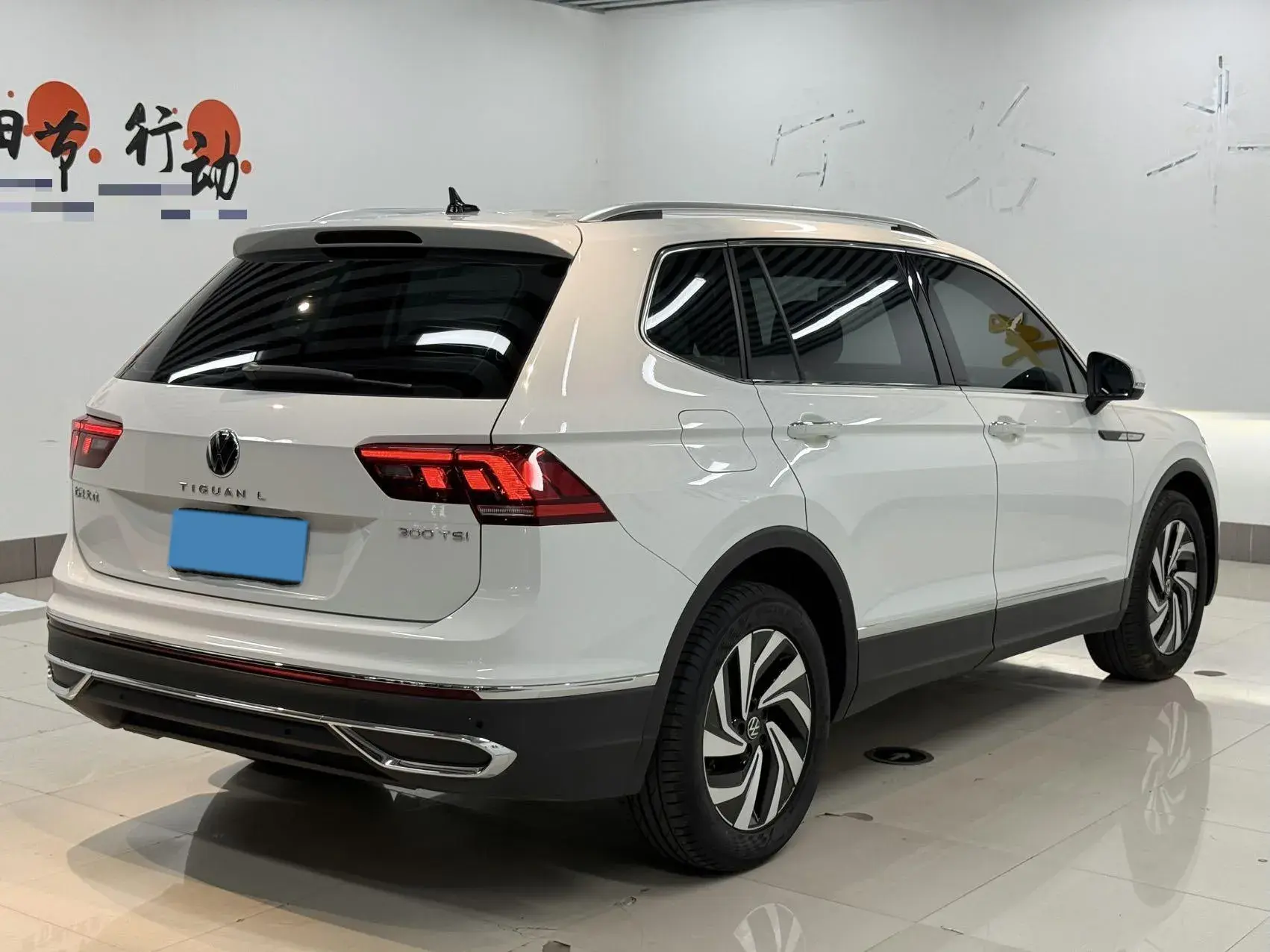 2023 VOLKSWAGEN TIGUAN thumbnail 4