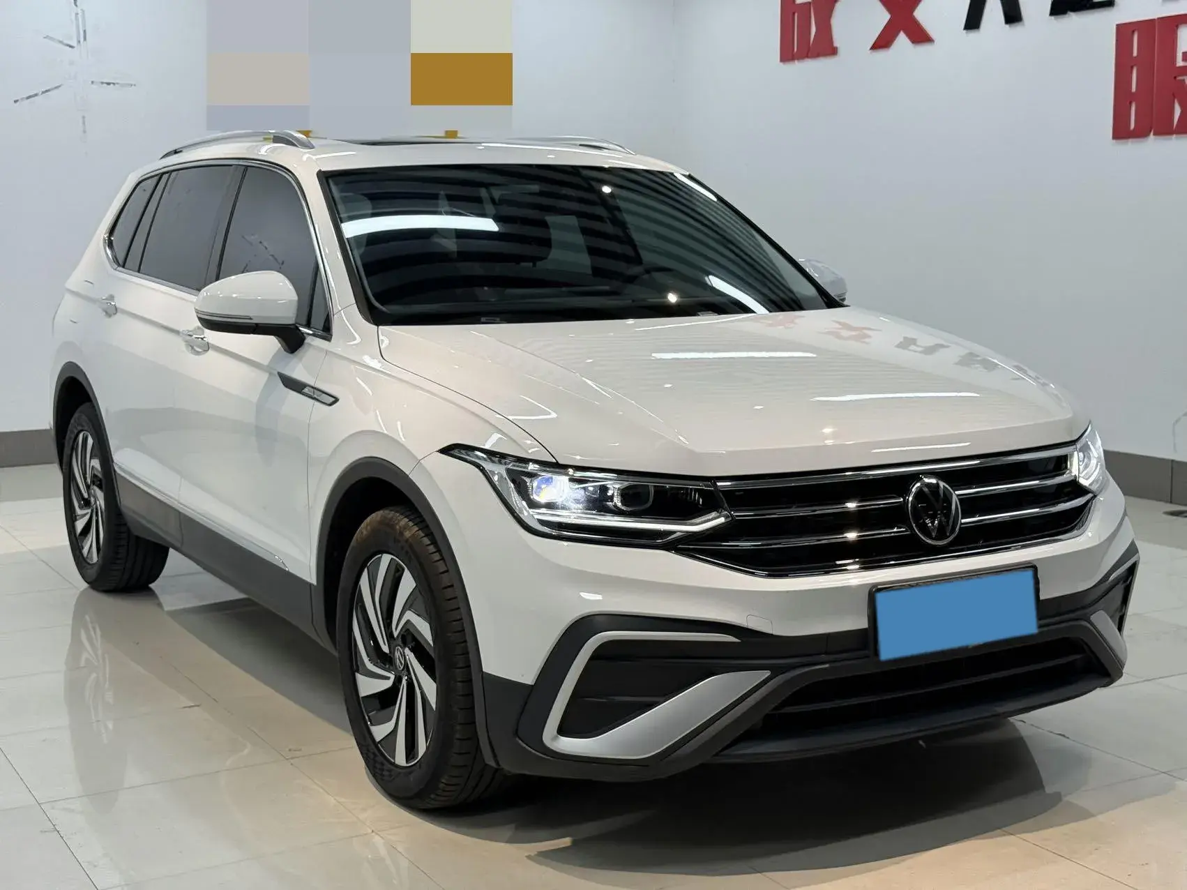 2023 VOLKSWAGEN TIGUAN thumbnail 3