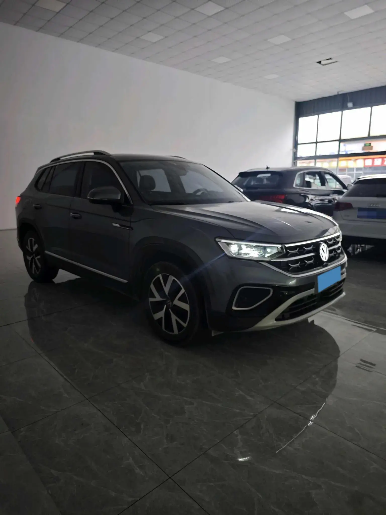 2023 VOLKSWAGEN TAYRON thumbnail 3