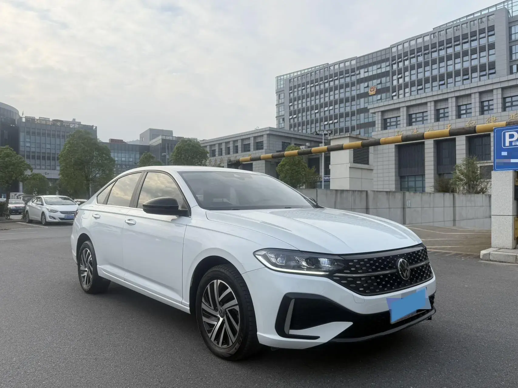 2023 VOLKSWAGEN LAVIDA thumbnail 2