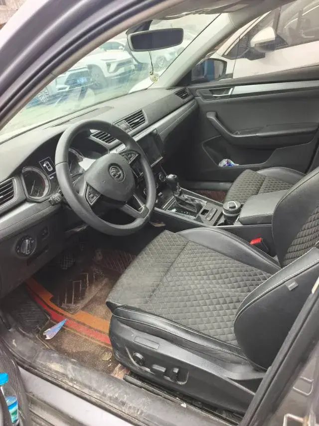 2018 SKODA SUPERB thumbnail 4