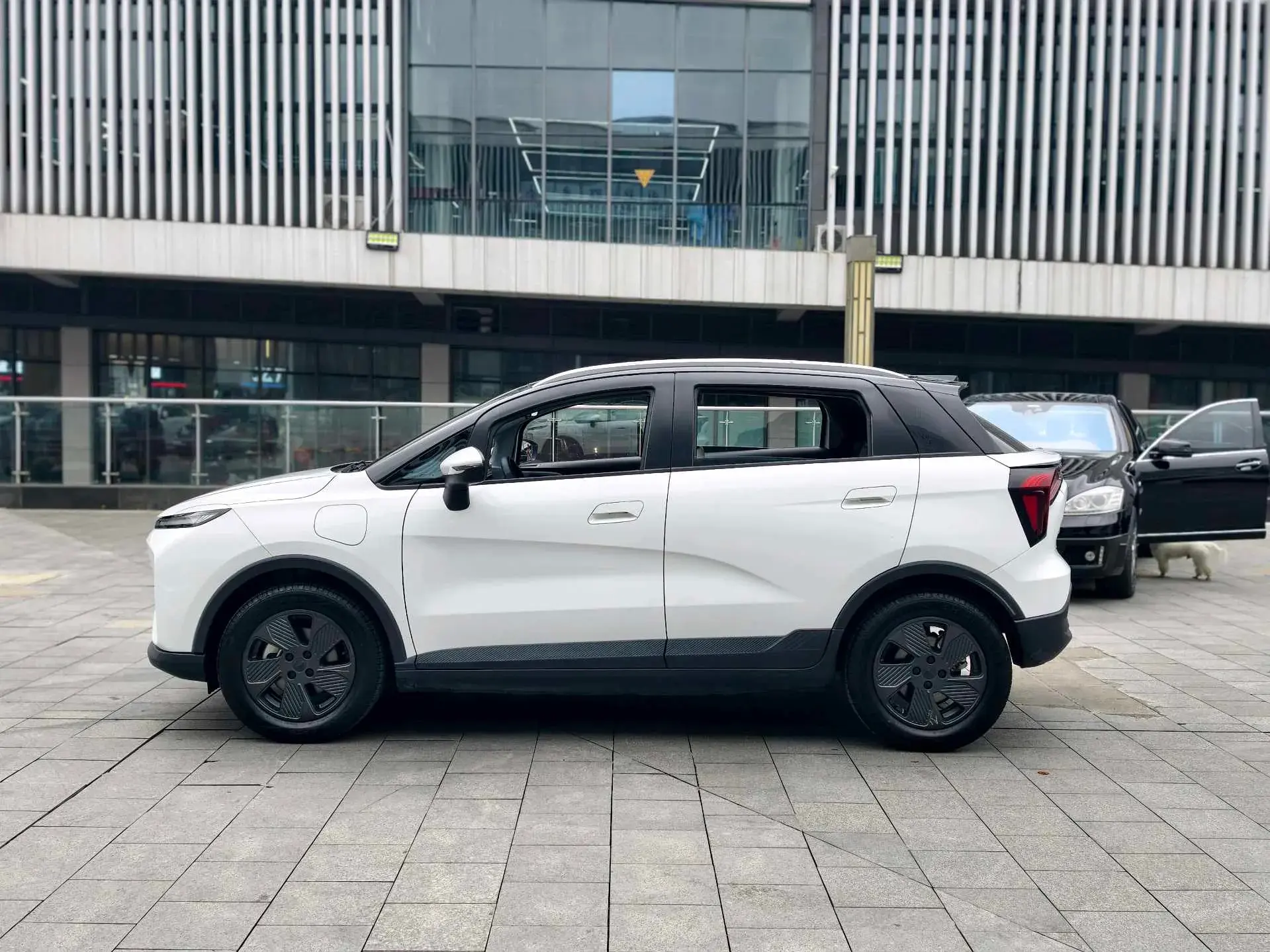 2022 GEOMETRY E thumbnail 3