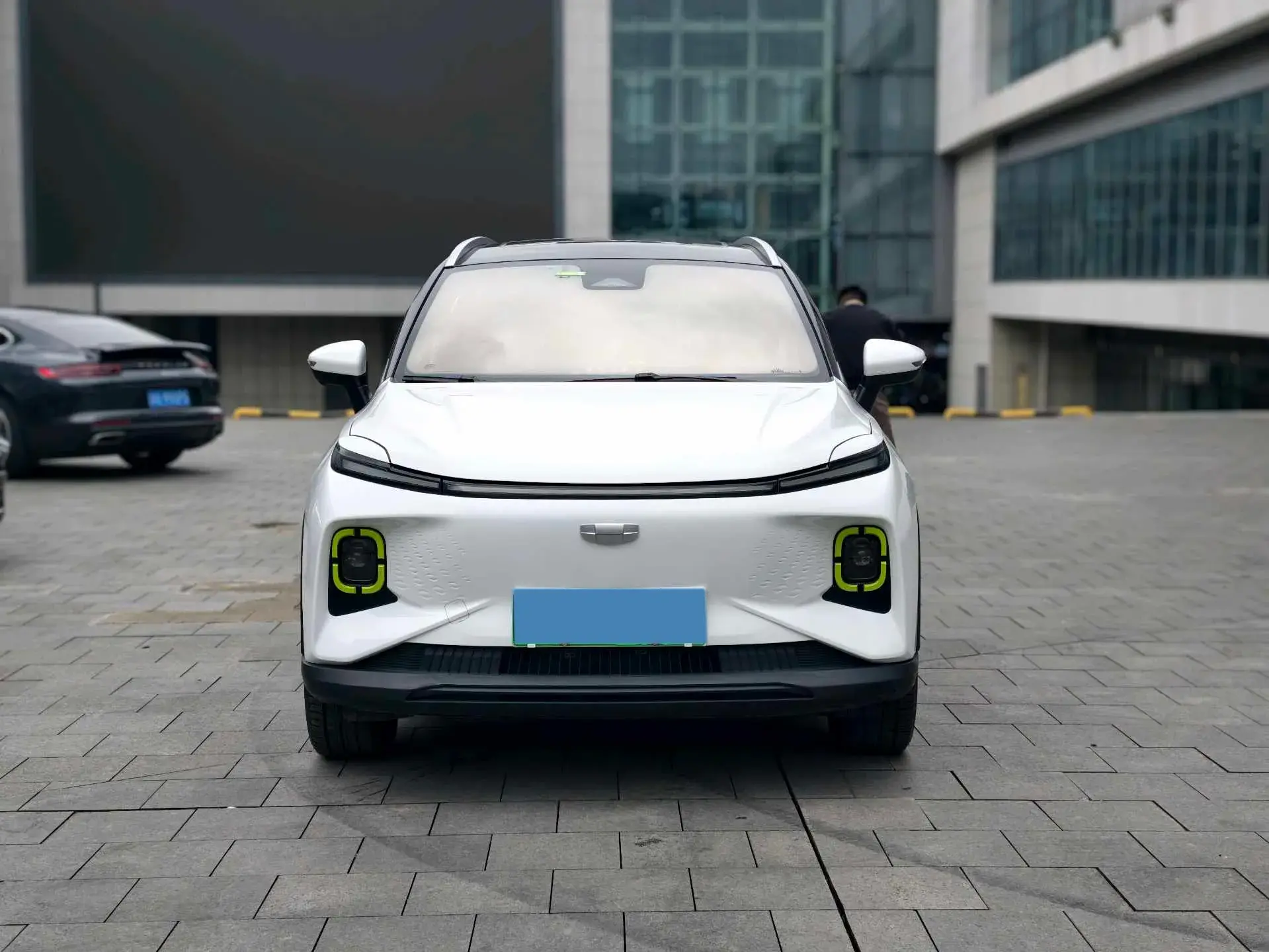 2022 GEOMETRY E thumbnail 2