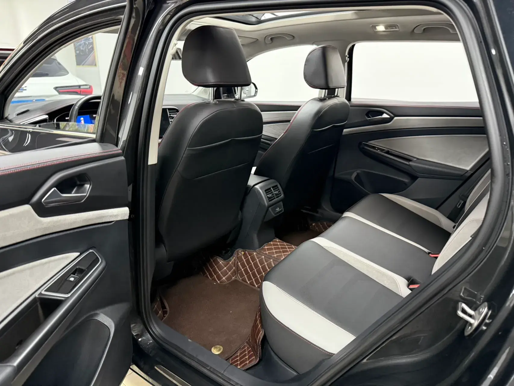 2023 JETTA VS7 thumbnail 3