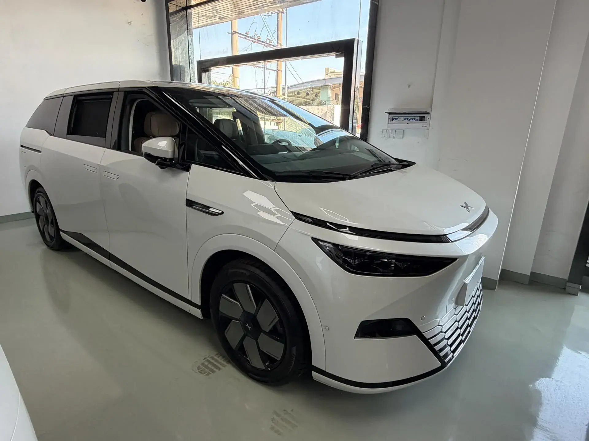 2024 XPENG X9 thumbnail 3