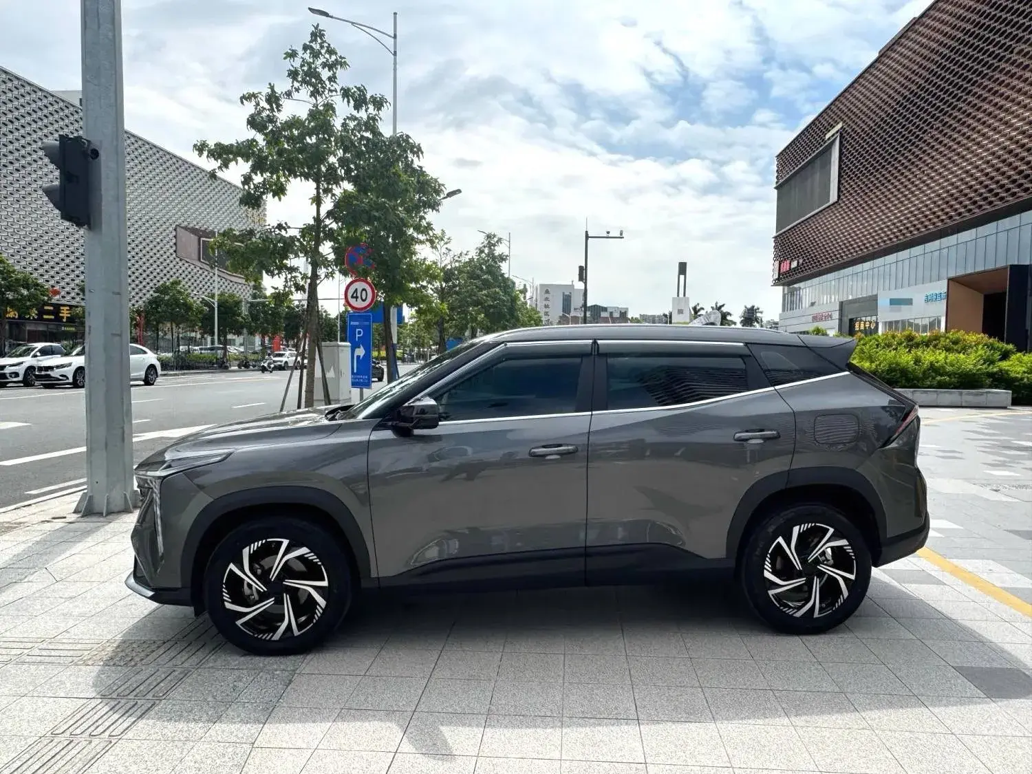 2023 GEELY AZKARRA thumbnail 3