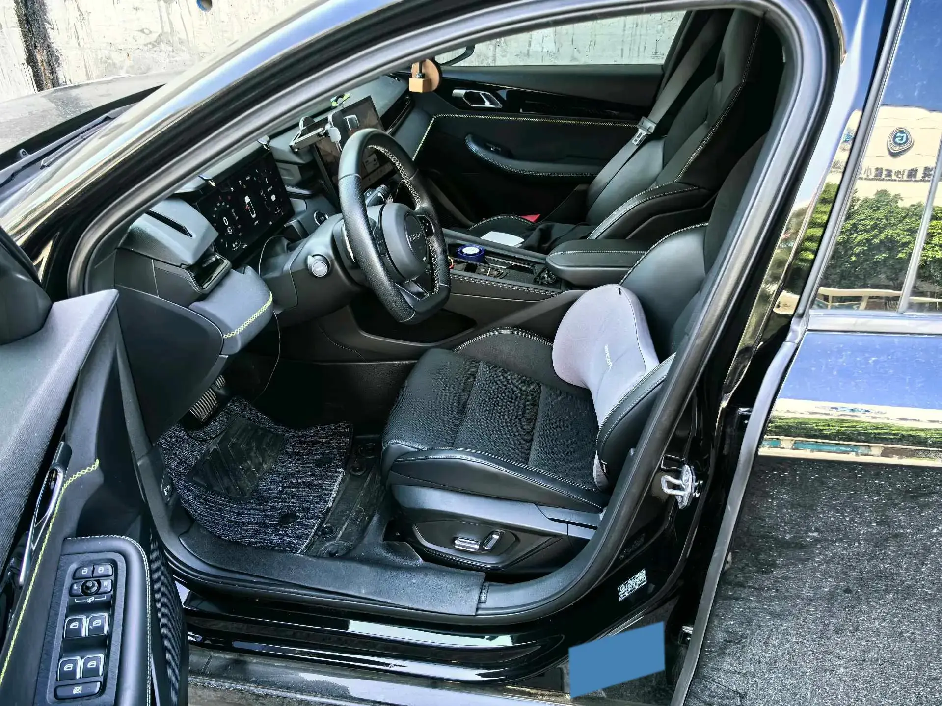 2023 LYNK&CO 03 thumbnail 3