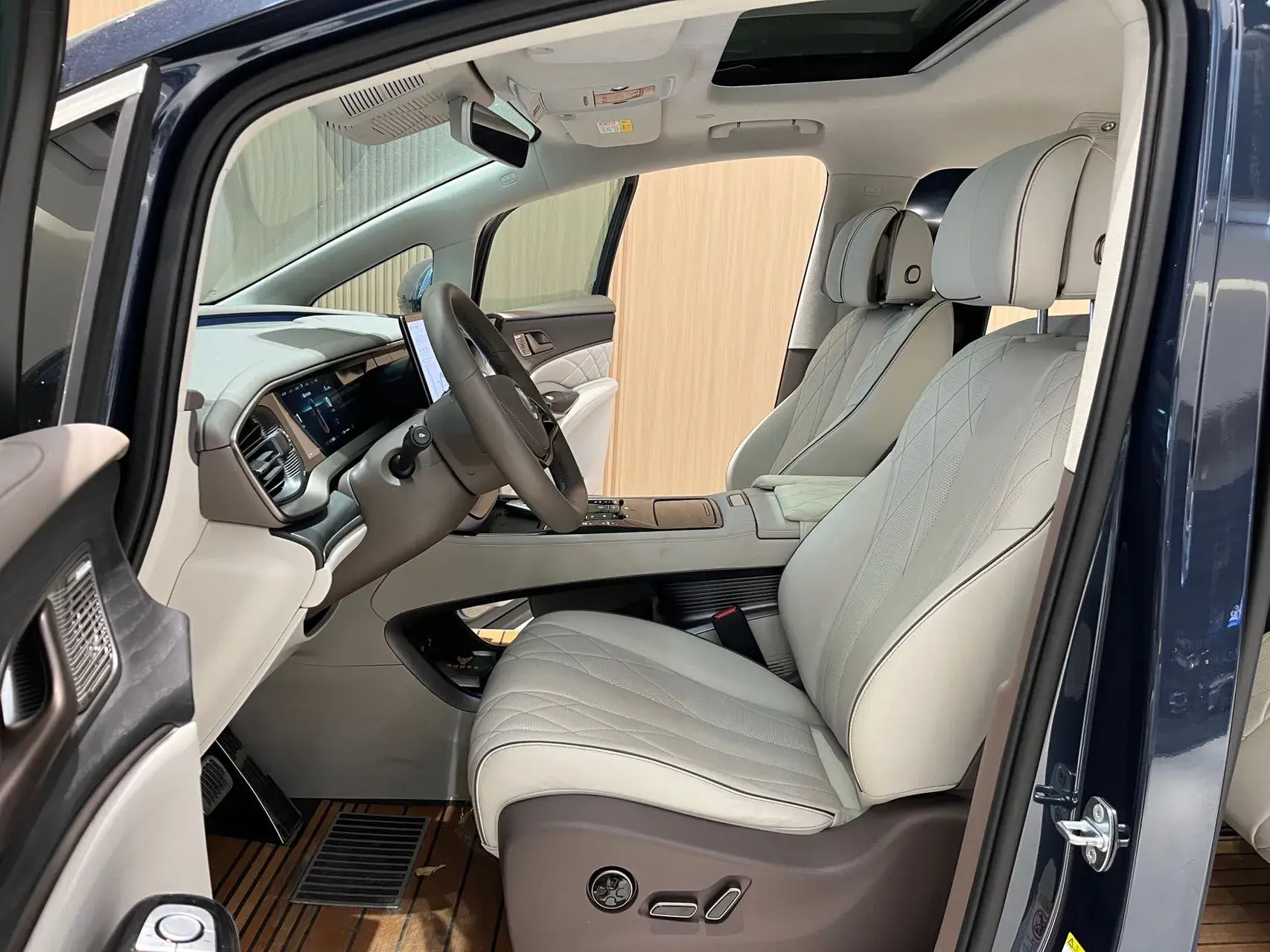 2022 DENZA D9 thumbnail 4