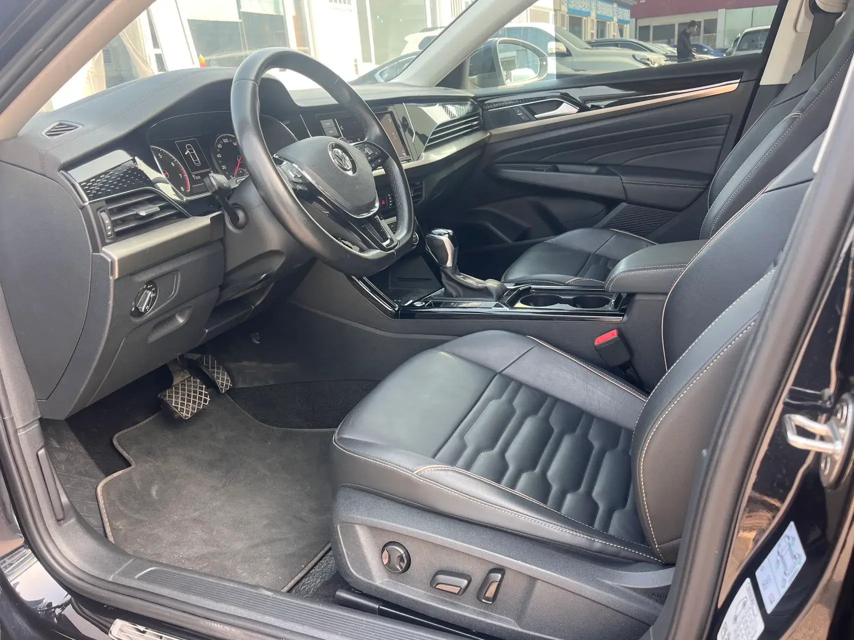 2019 VOLKSWAGEN PASSAT thumbnail 3