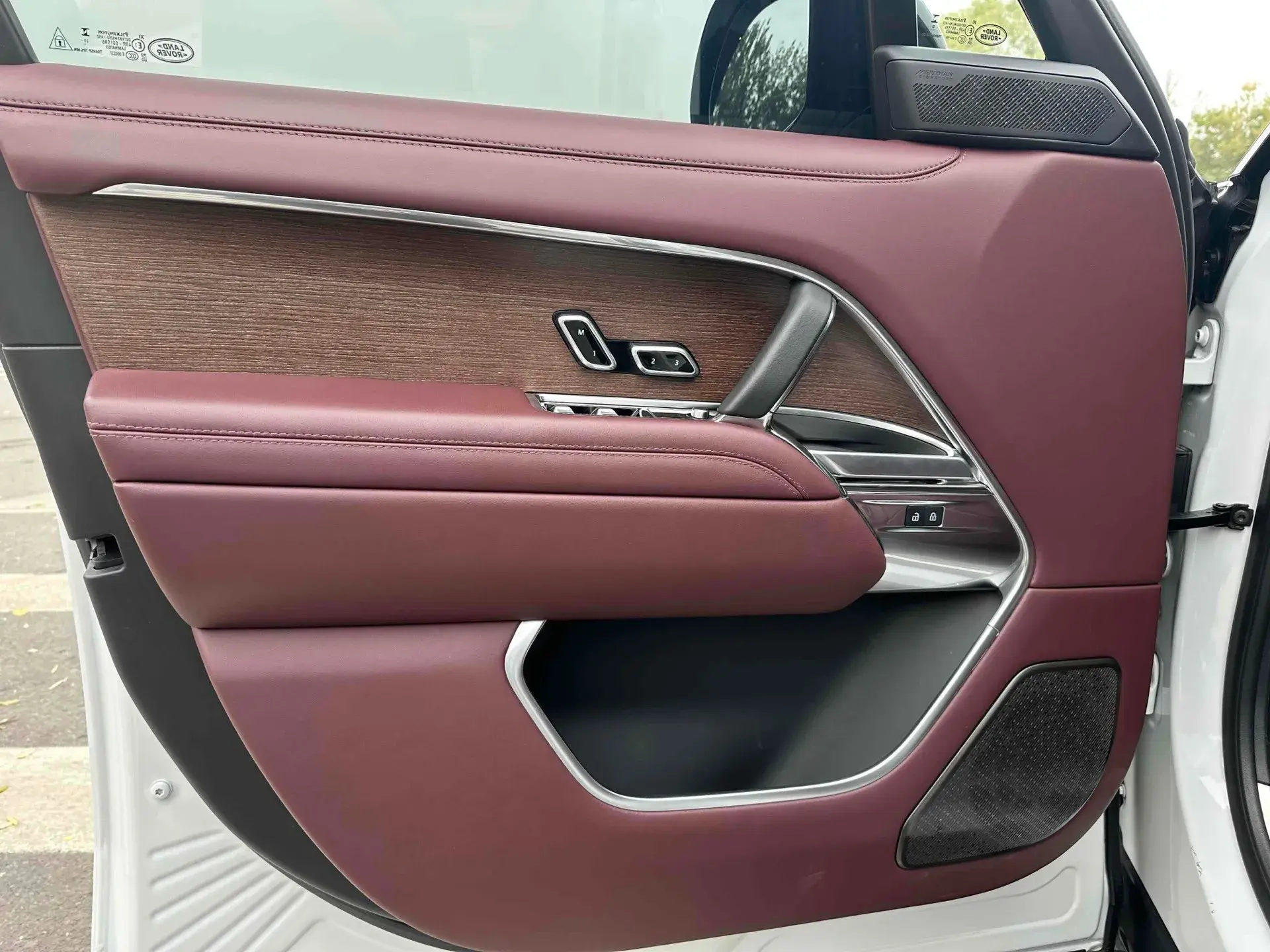 2024 LAND ROVER thumbnail 4