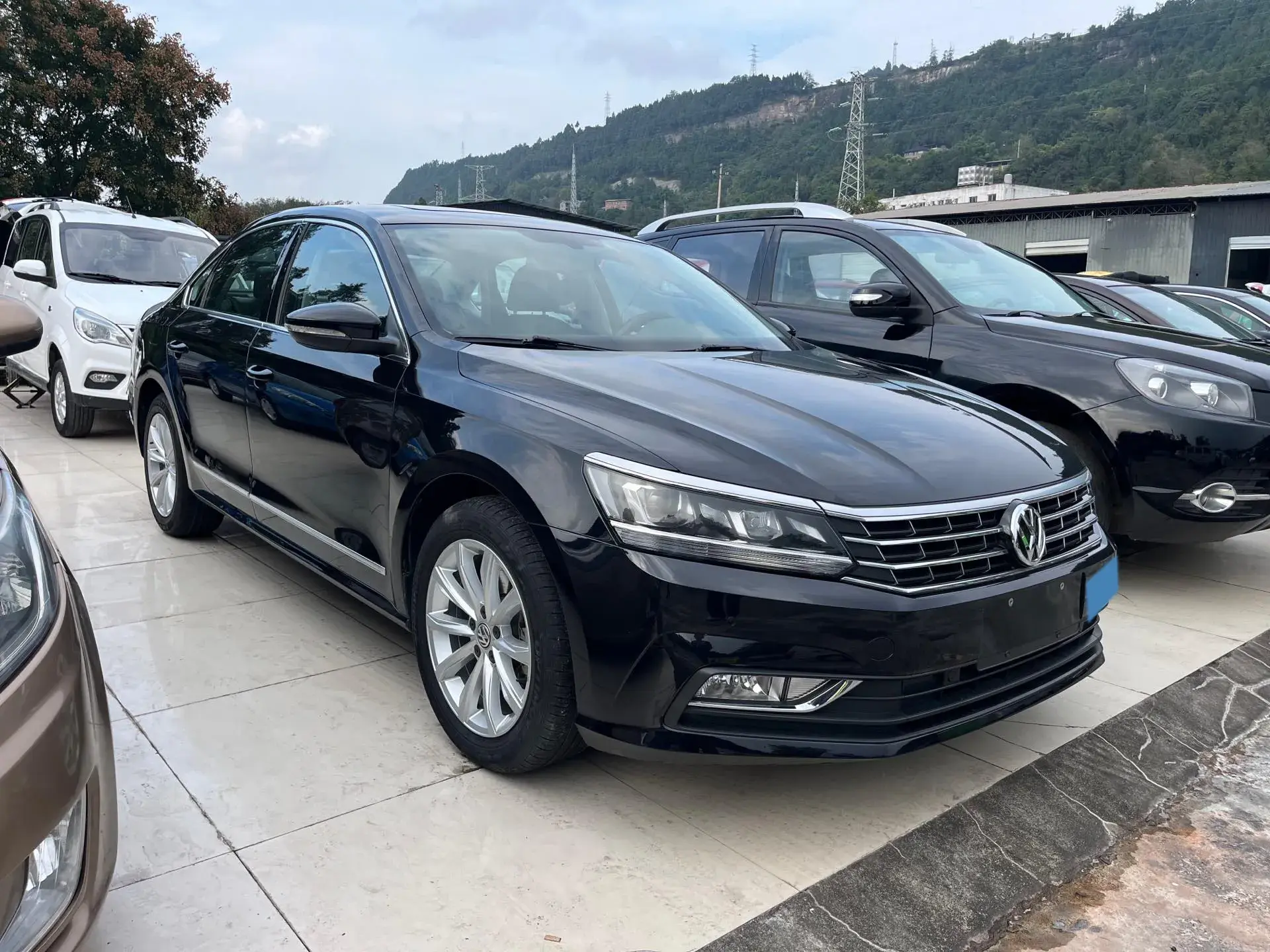 2017 VOLKSWAGEN PASSAT thumbnail 3
