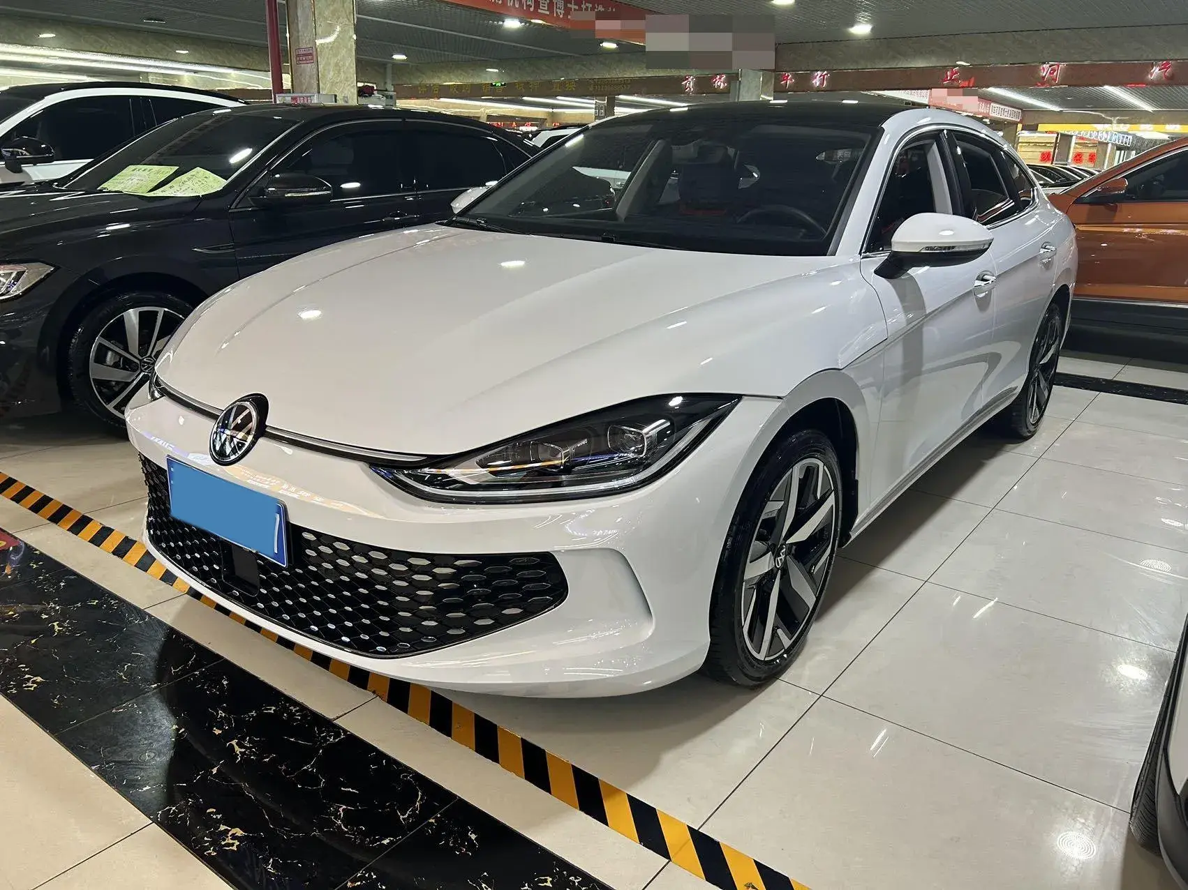 2024 VOLKSWAGEN LAMANDO view 1