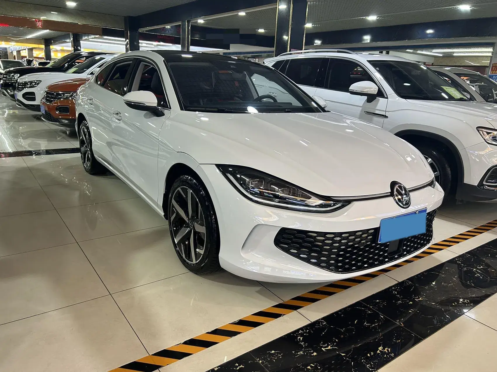 2024 VOLKSWAGEN LAMANDO thumbnail 3