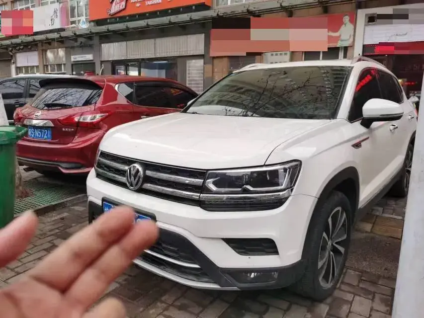 2019 VOLKSWAGEN THARU view 1