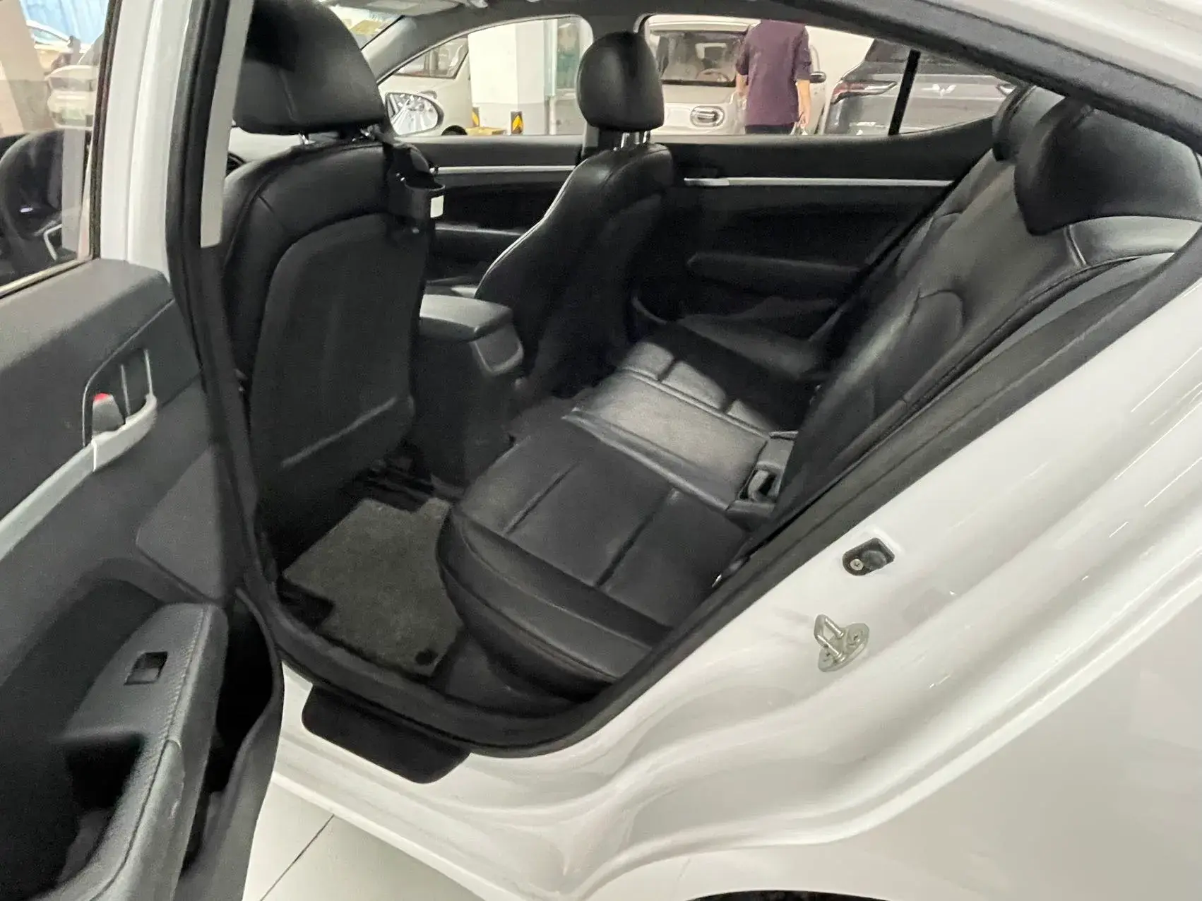 2016 HYUNDAI ELANTRA thumbnail 4