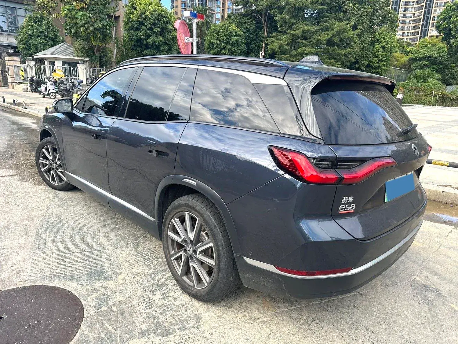 2020 NIO ES8 thumbnail 3