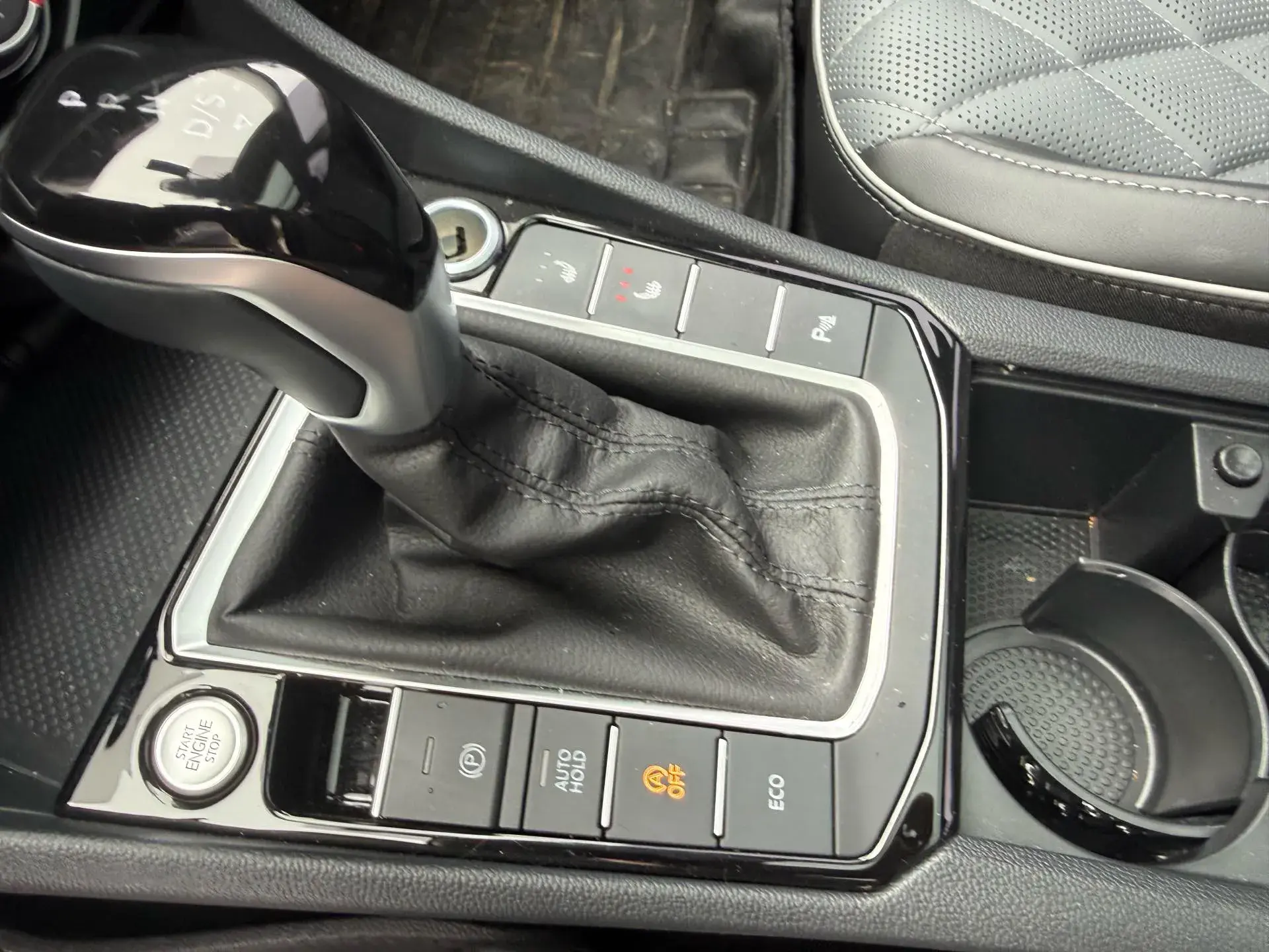 2025 VOLKSWAGEN SAGITAR thumbnail 4