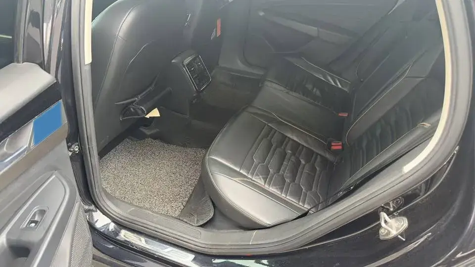 2019 VOLKSWAGEN PASSAT thumbnail 4