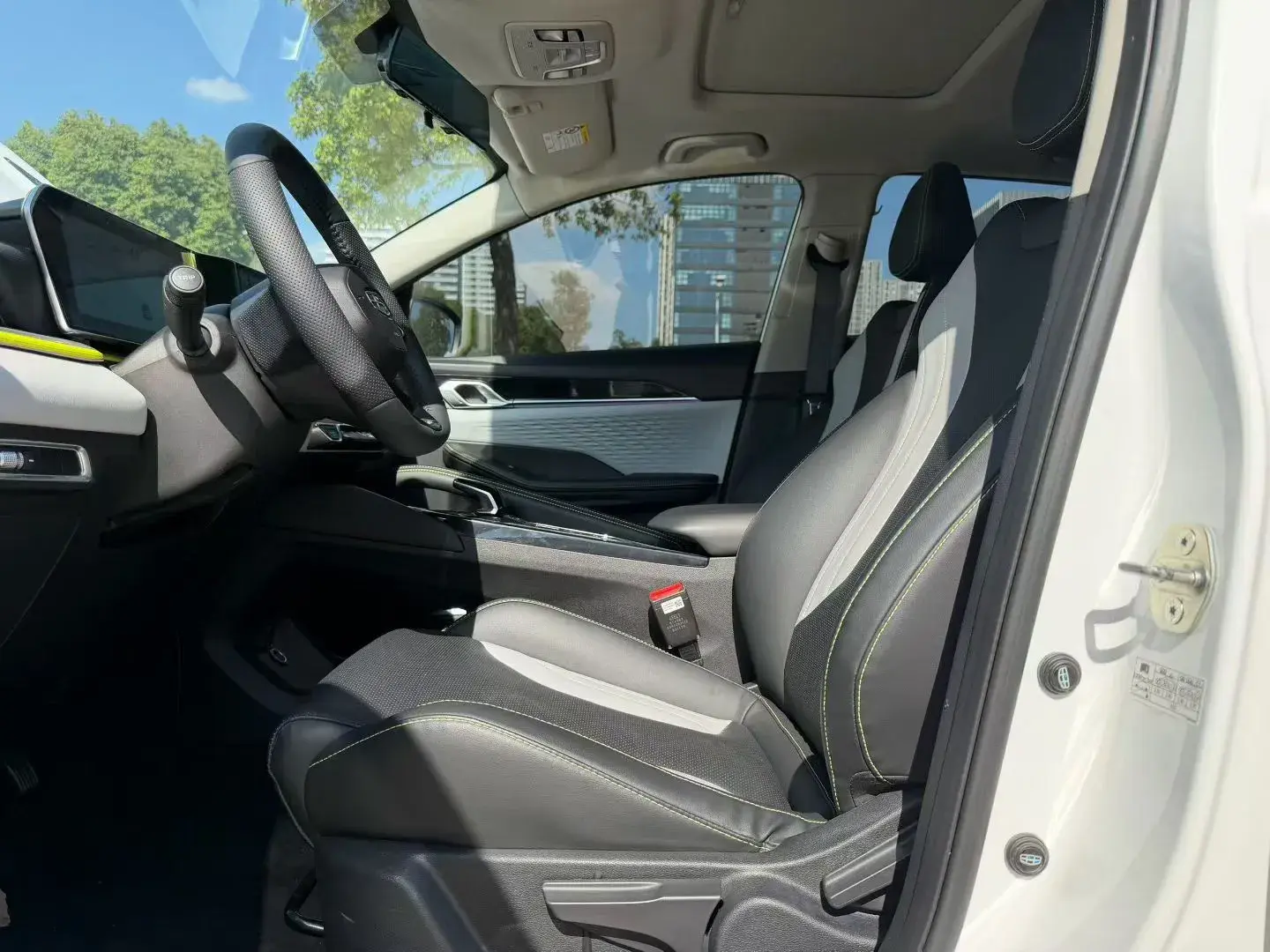 2022 GEELY COOLRAY thumbnail 4