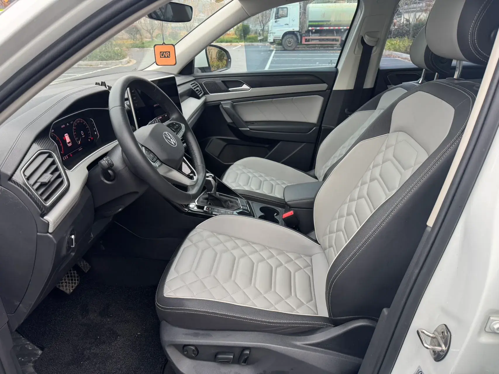 2023 VOLKSWAGEN TAYRON thumbnail 4